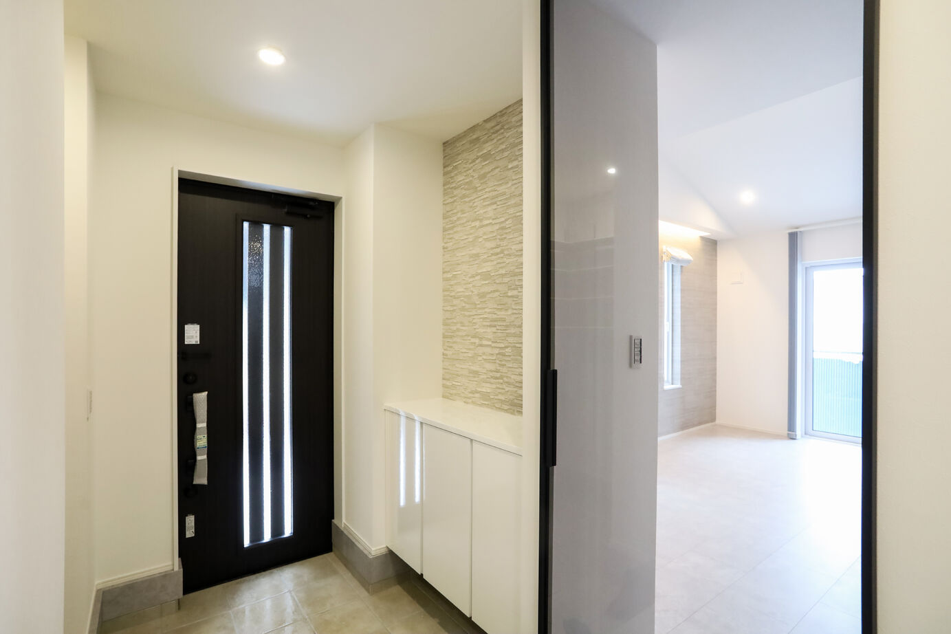 デワホーム すっきりとしたシンプルモダンテイスト、ダイナミックな勾配天井のある家の建築実例画像5