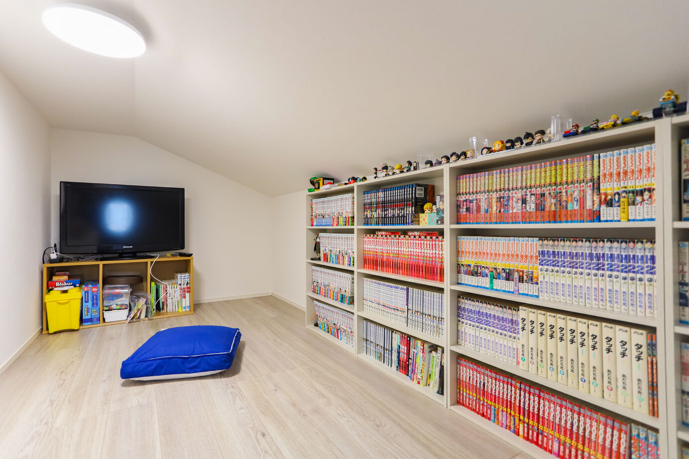 デワホーム すっきりとしたシンプルモダンテイスト、ダイナミックな勾配天井のある家の建築実例画像7