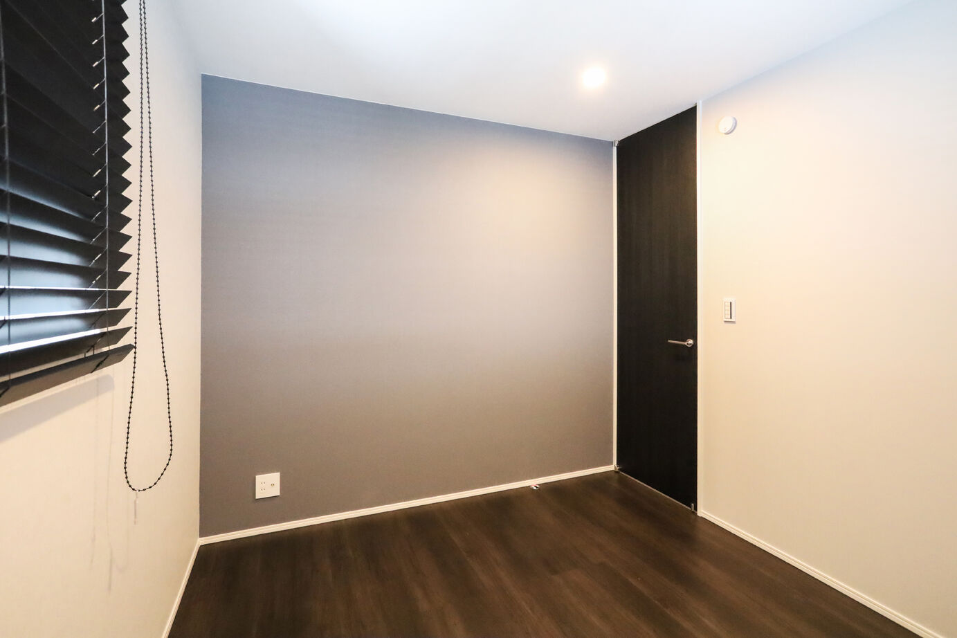 デワホーム すっきりとしたシンプルモダンテイスト、ダイナミックな勾配天井のある家の建築実例画像8