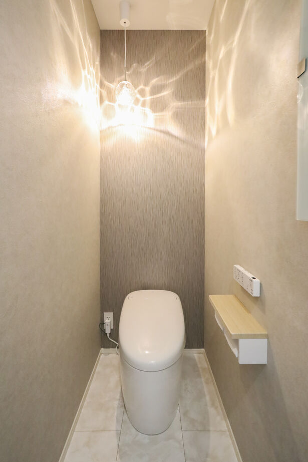 デワホーム すっきりとしたシンプルモダンテイスト、ダイナミックな勾配天井のある家の建築実例画像9