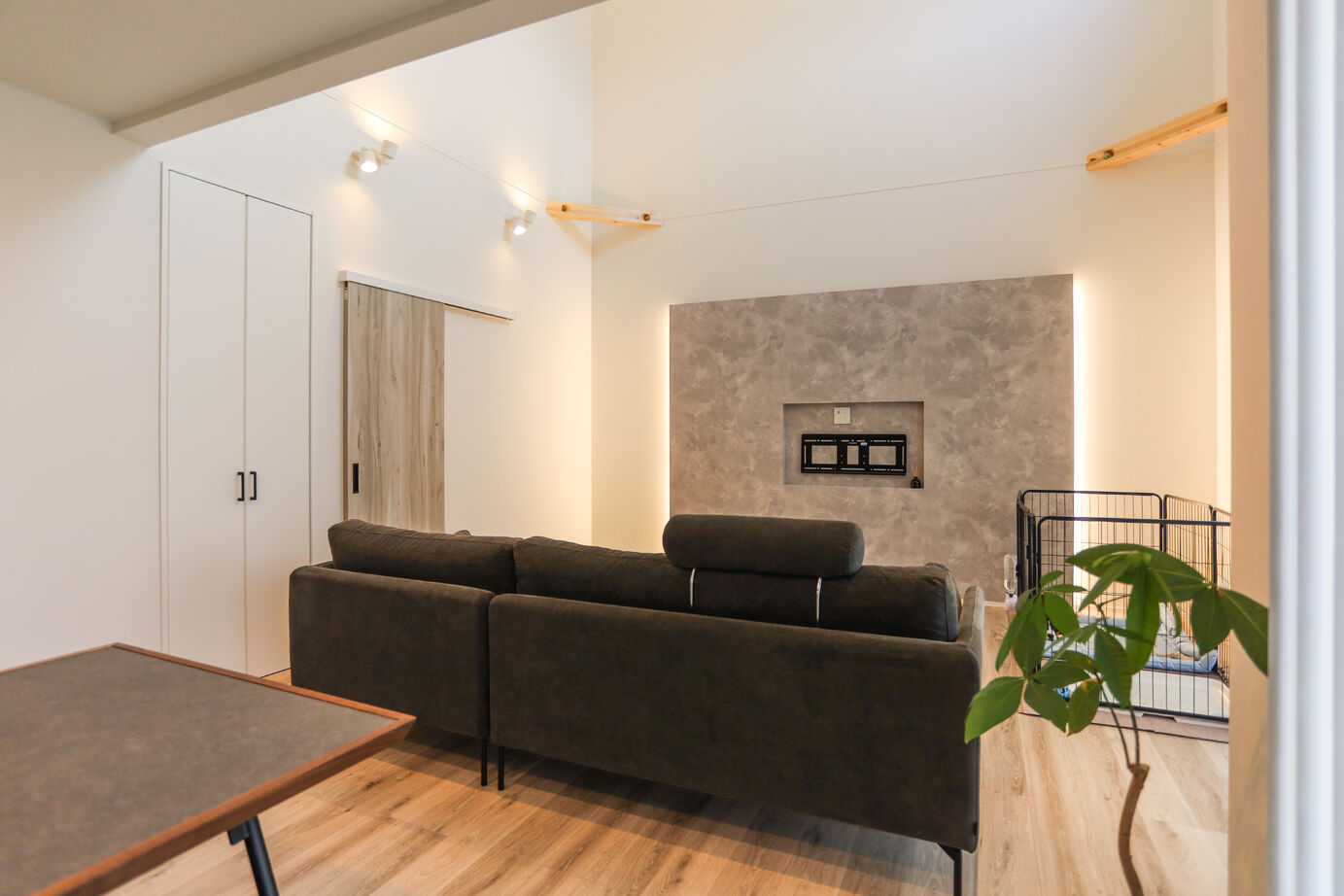 デワホーム 【ペットと暮らす家】全館空調と大きな吹き抜けで空気が心地いい、のびのび暮らせる家の建築実例画像2