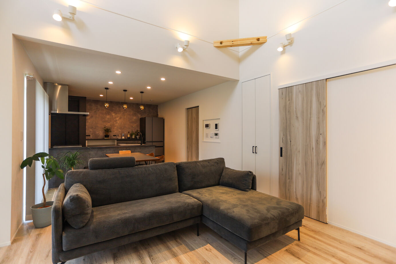 デワホーム 【ペットと暮らす家】全館空調と大きな吹き抜けで空気が心地いい、のびのび暮らせる家の建築実例画像5