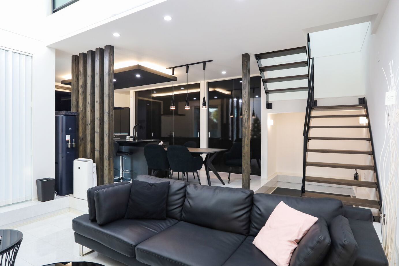 デワホーム 【大空間のLDK/高級感あふれるスタイリッシュなインテリア】上質な空間で何気ない日常も特別なものにの建築実例画像1