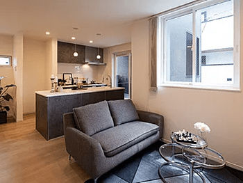 セセラの家 【西宮市/狭小地・17.7坪/アイランドキッチン/ランドリールーム/3階建】ビルトインガレージで土地有効利用の建築実例画像2