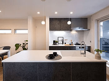 セセラの家 【西宮市/狭小地・17.7坪/アイランドキッチン/ランドリールーム/3階建】ビルトインガレージで土地有効利用の建築実例画像4