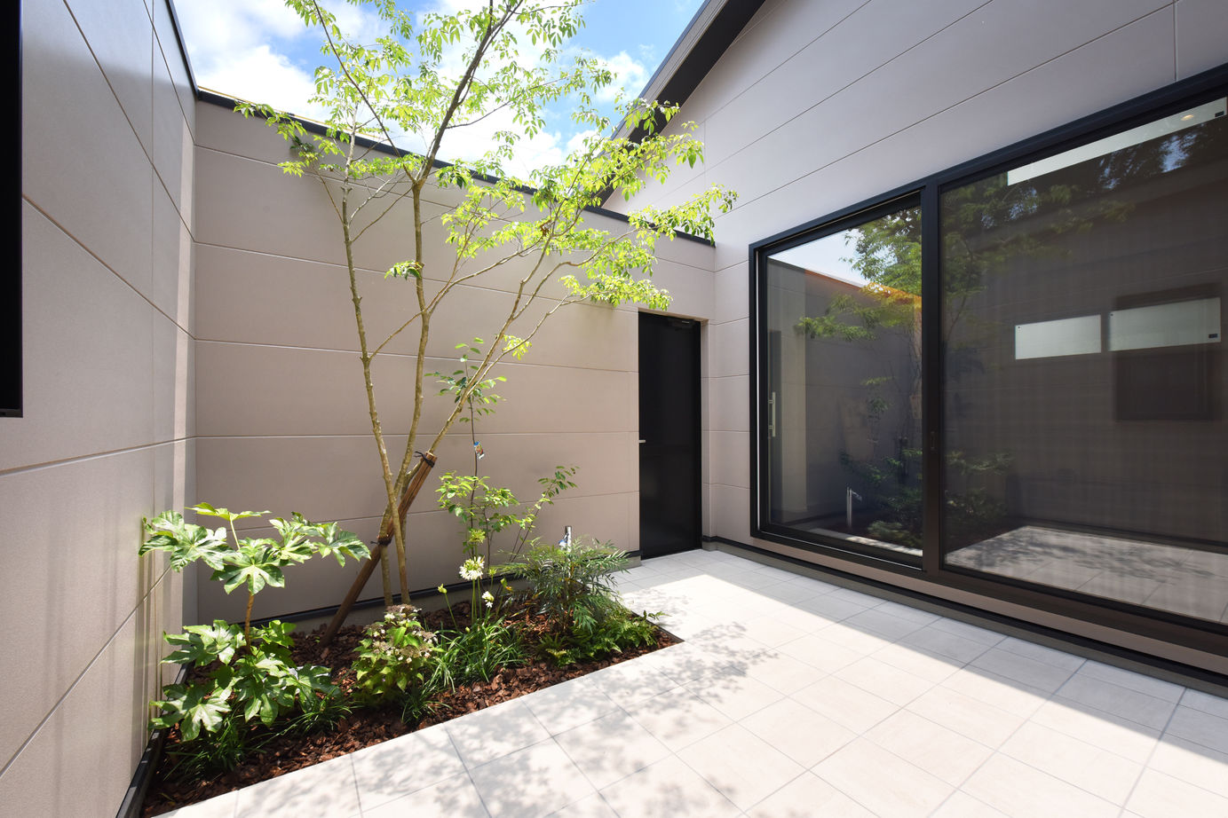 コンフォートハウス コンパクトなのに上質な空間と広がりを演出する平屋の建築実例画像2