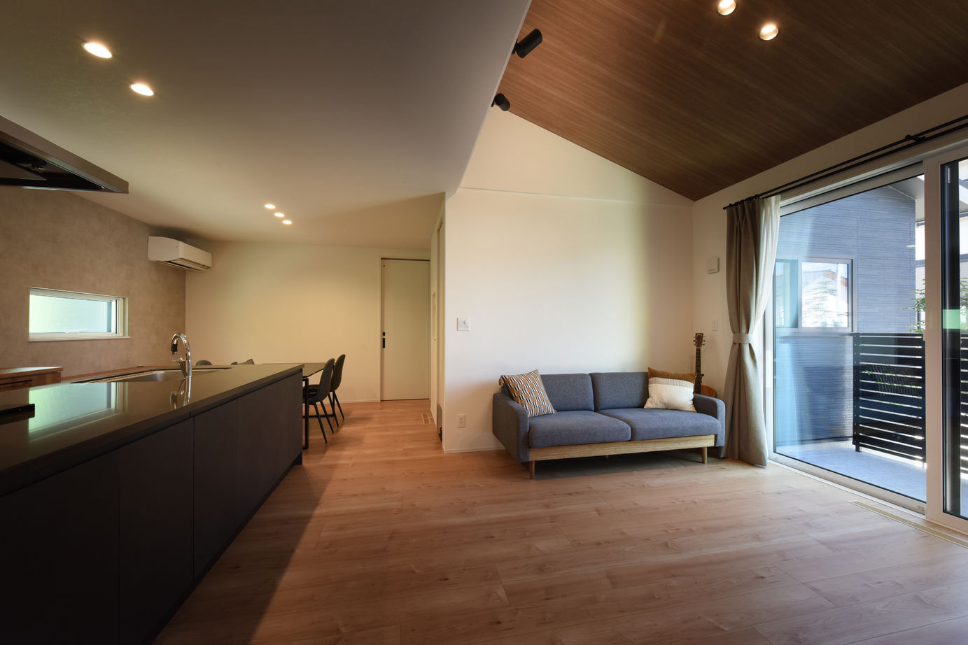 コンフォートハウス ガレージ付きのカッコいい平屋の建築実例画像2