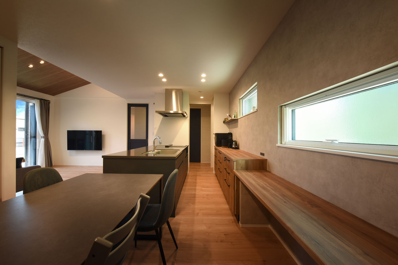 コンフォートハウス ガレージ付きのカッコいい平屋の建築実例画像3