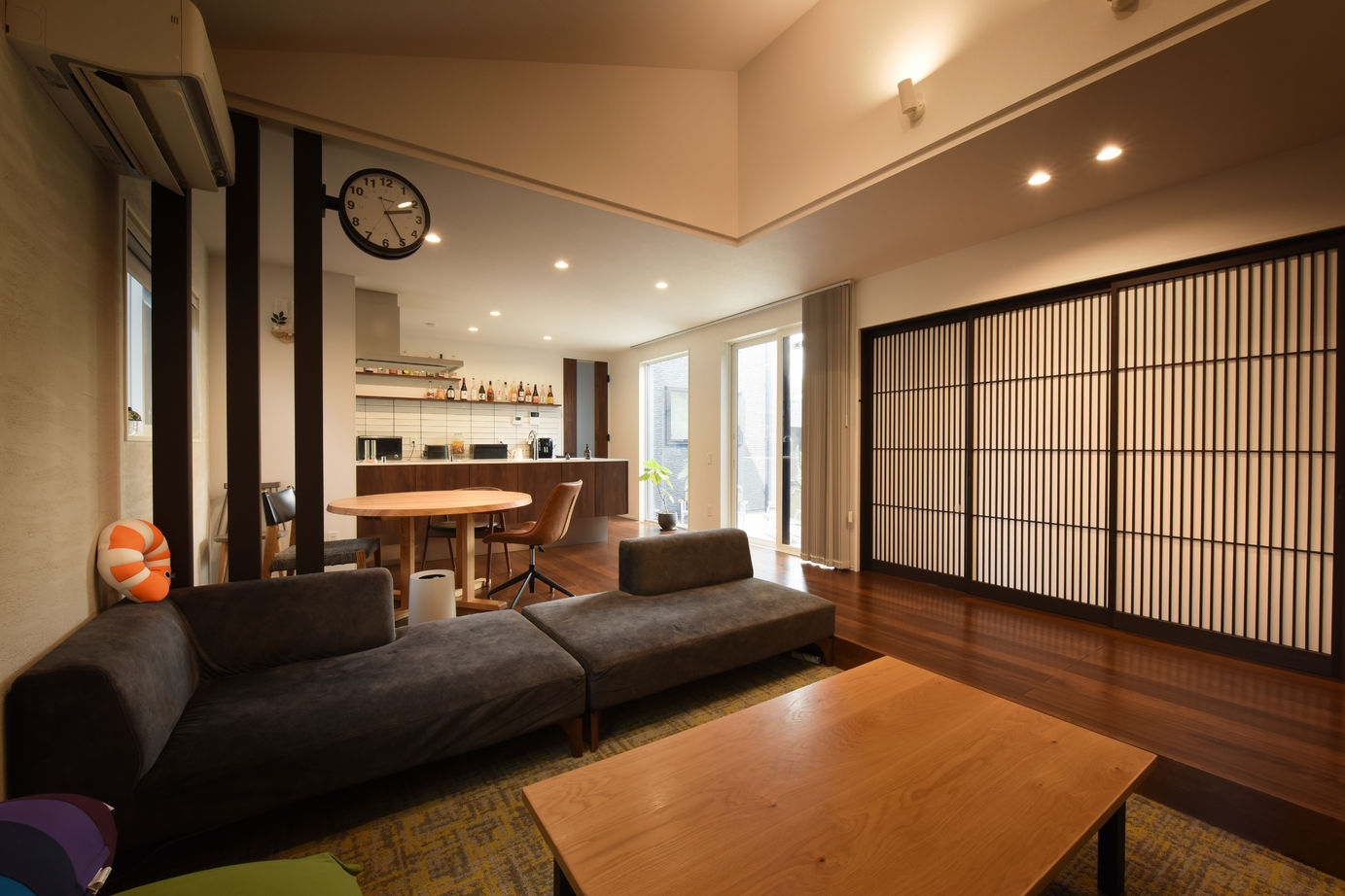 コンフォートハウス 和モダンな中庭のある２階建ての建築実例画像2