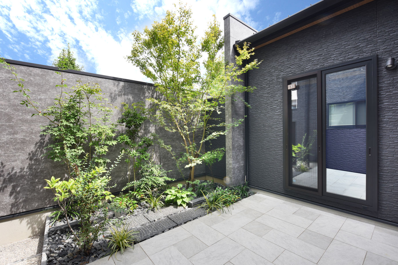 コンフォートハウス 和モダンな中庭のある２階建ての建築実例画像3