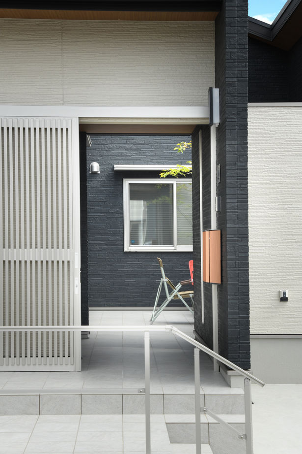 コンフォートハウス プライバシーを守るコの字型の平屋の建築実例画像2