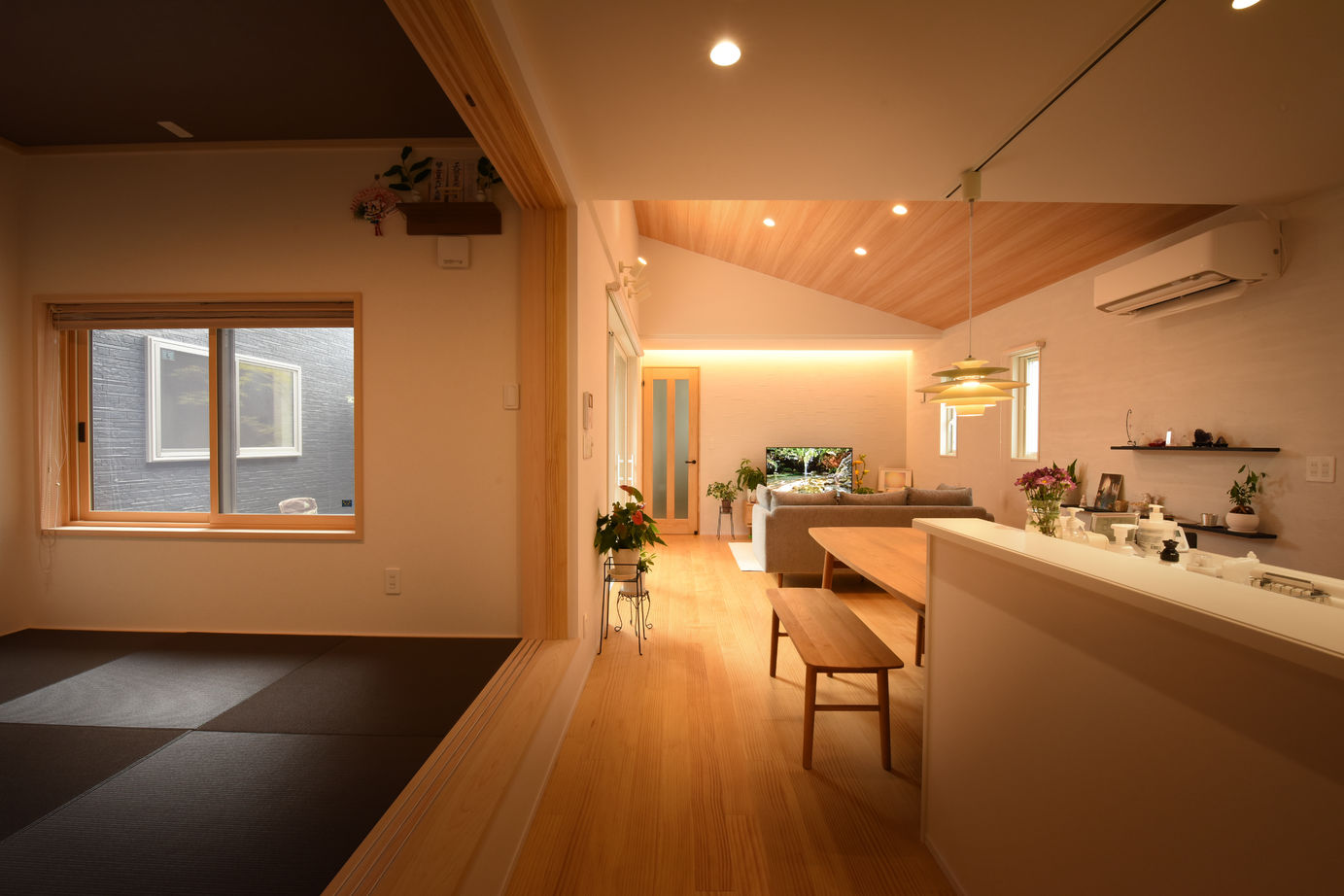 コンフォートハウス プライバシーを守るコの字型の平屋の建築実例画像6