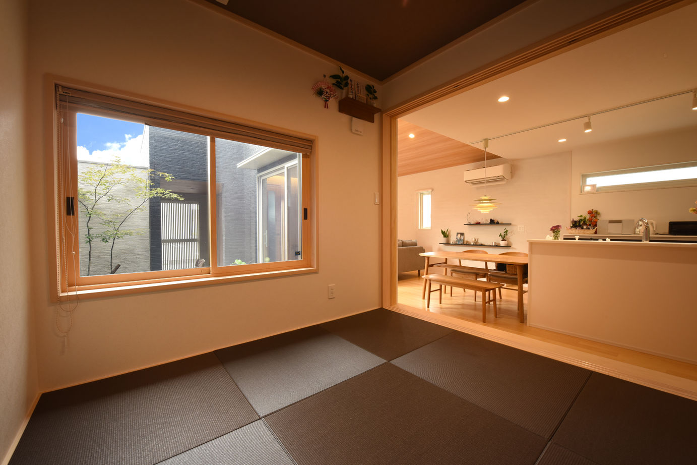 コンフォートハウス プライバシーを守るコの字型の平屋の建築実例画像8