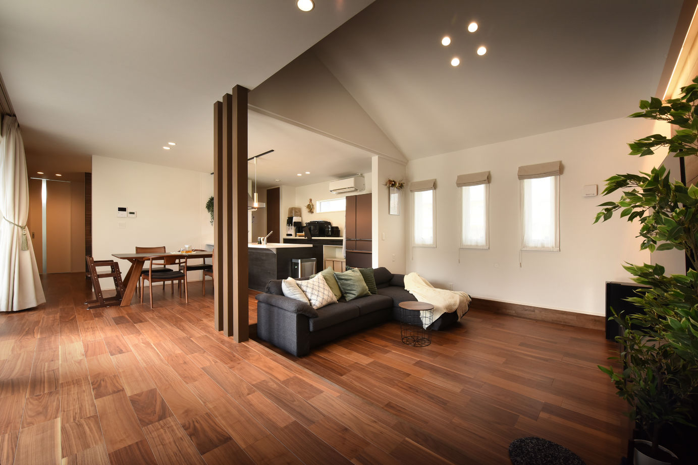 コンフォートハウス 中庭にプールがある平屋の建築実例画像2