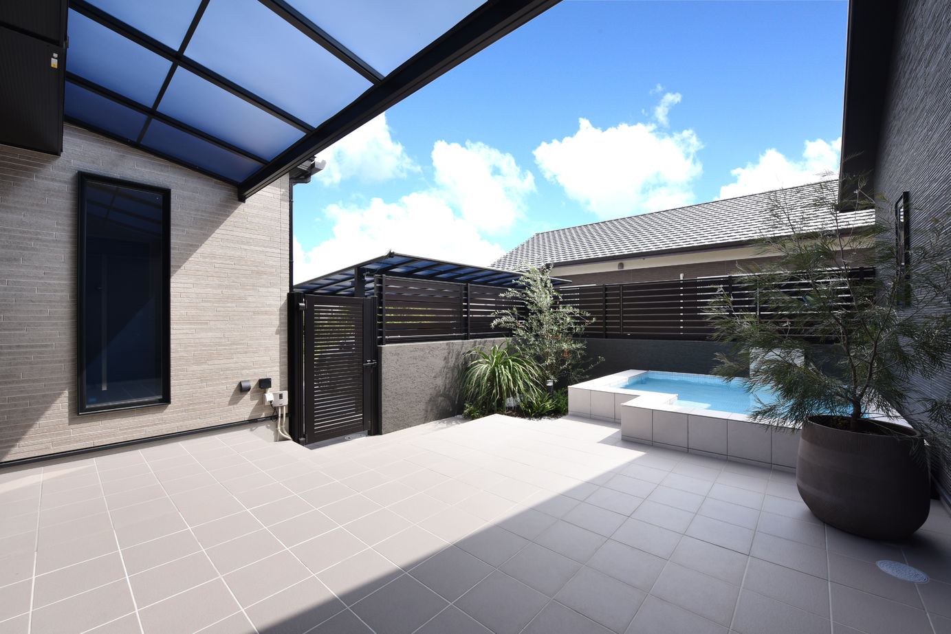 コンフォートハウス 中庭にプールがある平屋の建築実例画像9