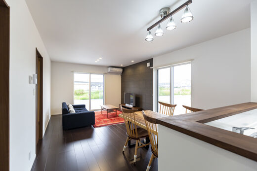 NatureR（ネイチャーリトリート） 【1000万円台/鳥取市/4LDK/30坪】カフェ風リビングが魅力♪贅沢空間を活かしたシンプルモダンな家の建築実例画像2