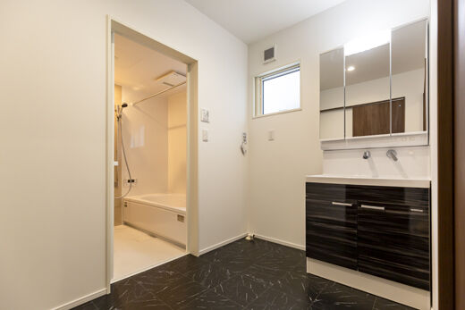 NatureR（ネイチャーリトリート） 【1000万円台/鳥取市/4LDK/30坪】カフェ風リビングが魅力♪贅沢空間を活かしたシンプルモダンな家の建築実例画像4