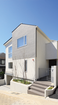 ヤマダホームズ 都心の傾斜地27坪を活かす4層構造　見晴らしも開放感も期待以上にの建築実例画像1