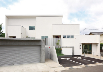 ヤマダホームズ 完全分離型２世帯住宅で、快適生活　シャープな外観が街並みに調和するの建築実例画像2