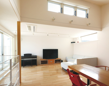 ヤマダホームズ 完全分離型２世帯住宅で、快適生活　シャープな外観が街並みに調和するの建築実例画像4