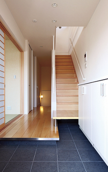 ヤマダホームズ 完全分離型２世帯住宅で、快適生活　シャープな外観が街並みに調和するの建築実例画像7