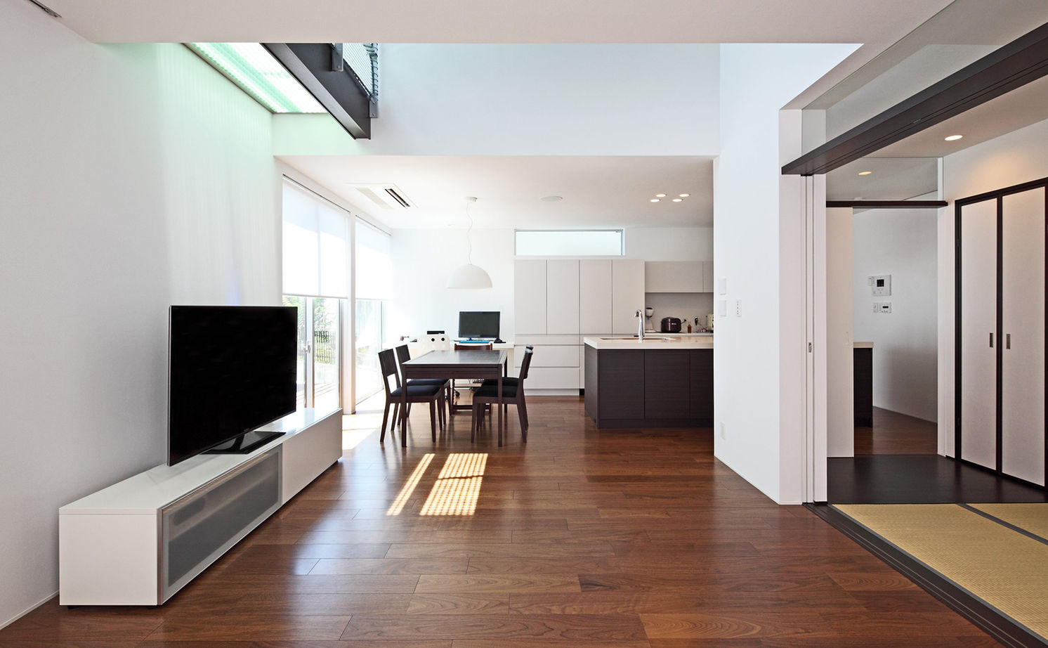 ヤマダホームズ 敷地の高低差を活かした空間構成で、家族の気配と温もりを感じる住まいの建築実例画像1