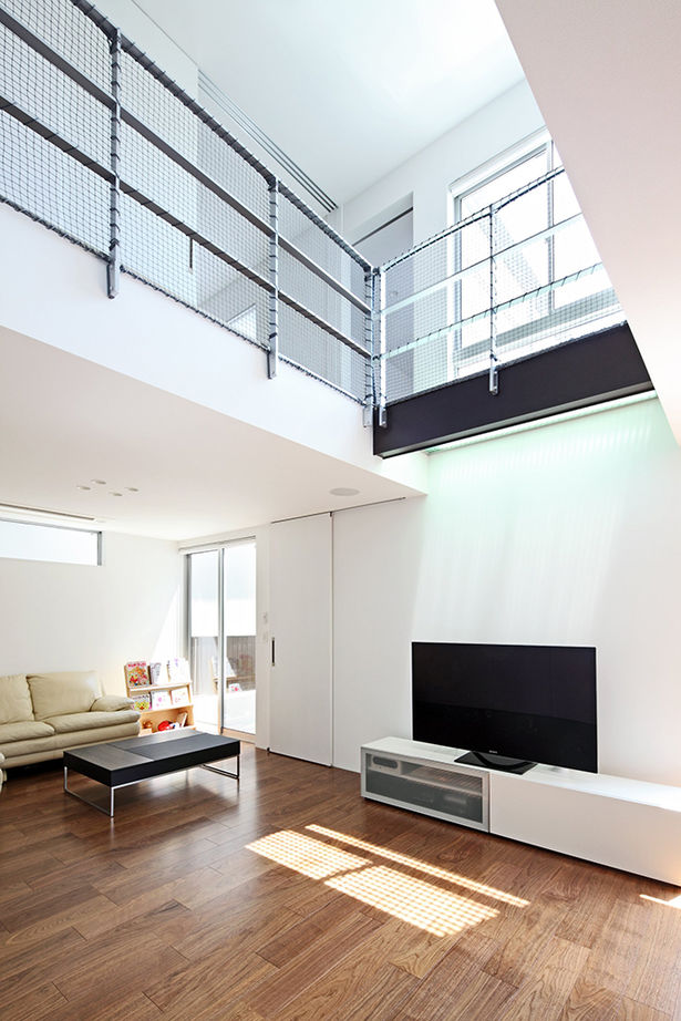 ヤマダホームズ 敷地の高低差を活かした空間構成で、家族の気配と温もりを感じる住まいの建築実例画像2