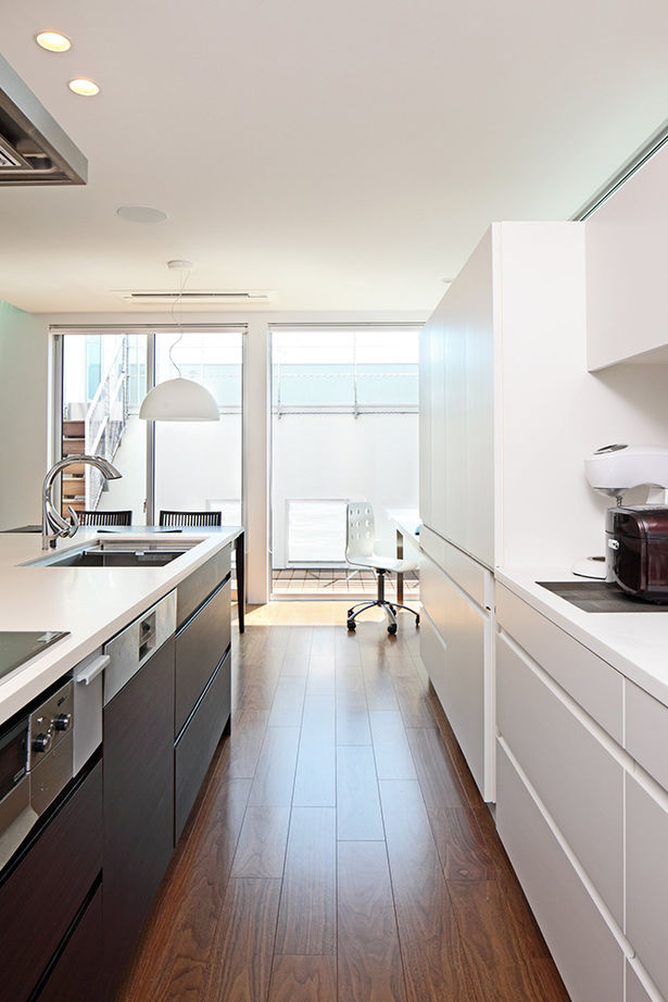 ヤマダホームズ 敷地の高低差を活かした空間構成で、家族の気配と温もりを感じる住まいの建築実例画像3