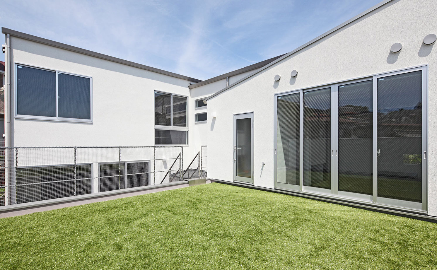 ヤマダホームズ 敷地の高低差を活かした空間構成で、家族の気配と温もりを感じる住まいの建築実例画像8