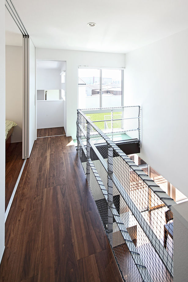 ヤマダホームズ 敷地の高低差を活かした空間構成で、家族の気配と温もりを感じる住まいの建築実例画像10