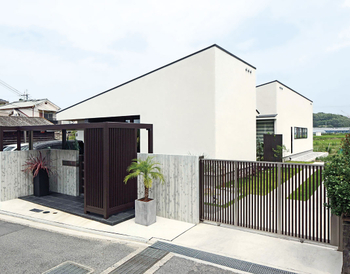 ヤマダホームズ 【平屋】思い出深いバリ島をイメージ。中庭が開放感を彩る平屋の住まいの建築実例画像1