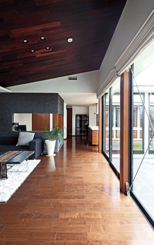 ヤマダホームズ 【平屋】思い出深いバリ島をイメージ。中庭が開放感を彩る平屋の住まいの建築実例画像3