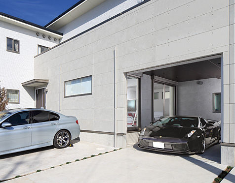 ヤマダホームズ 【ガレージハウス】吹抜けリビングから愛車を眺める　夏も冬も快適なガレージハウスの建築実例画像1