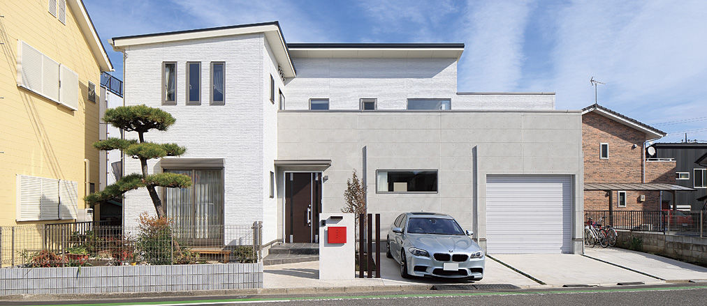 ヤマダホームズ 【ガレージハウス】吹抜けリビングから愛車を眺める　夏も冬も快適なガレージハウスの建築実例画像2