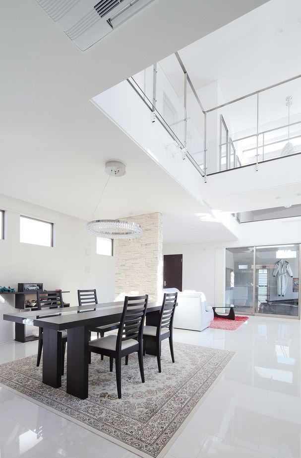 ヤマダホームズ 【ガレージハウス】吹抜けリビングから愛車を眺める　夏も冬も快適なガレージハウスの建築実例画像3