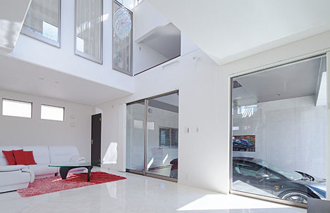 ヤマダホームズ 【ガレージハウス】吹抜けリビングから愛車を眺める　夏も冬も快適なガレージハウスの建築実例画像6