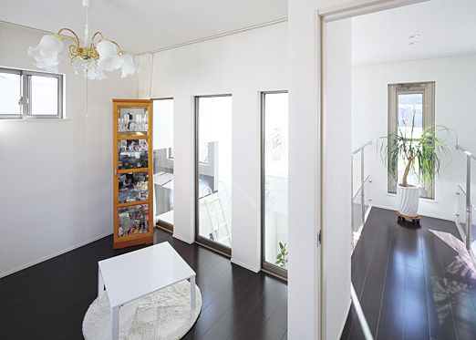 ヤマダホームズ 【ガレージハウス】吹抜けリビングから愛車を眺める　夏も冬も快適なガレージハウスの建築実例画像8