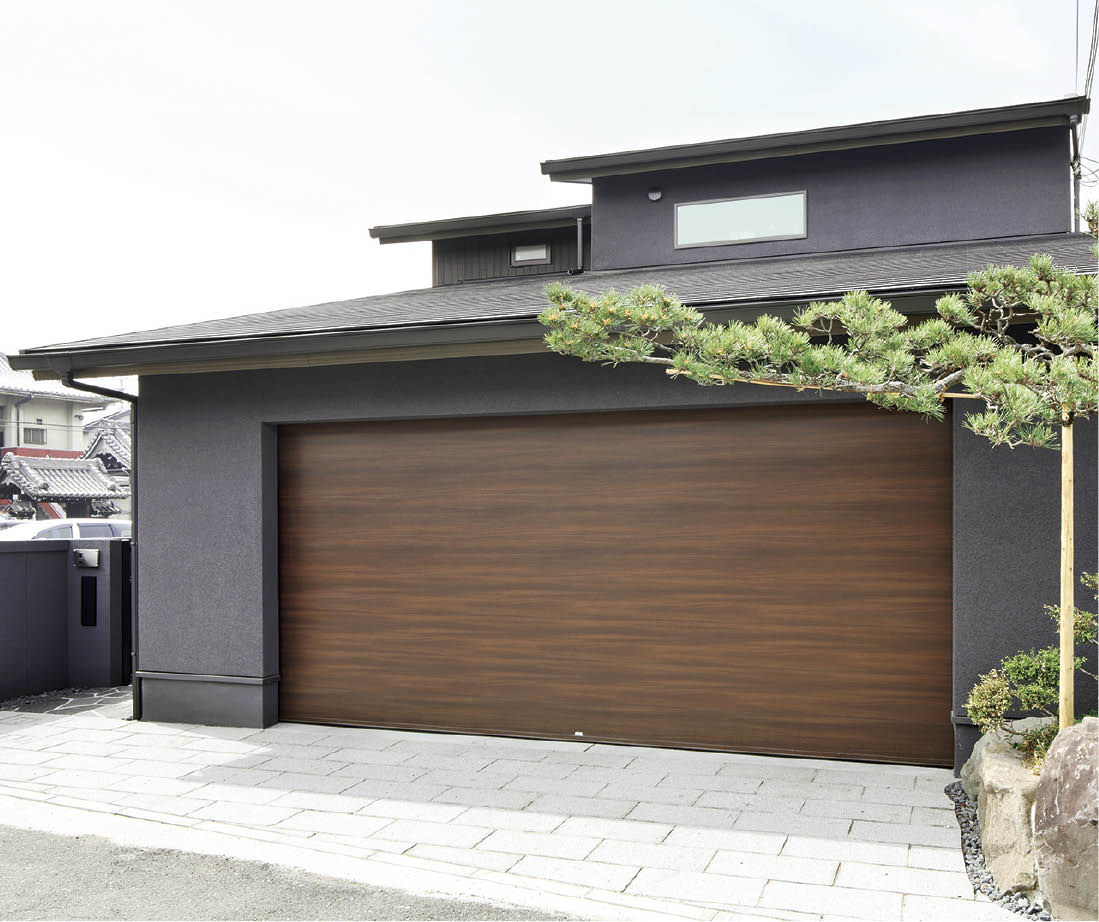 ヤマダホームズ 大きな窓から庭の眺めを楽しむ和モダンの感覚を活かした住まいの建築実例画像1