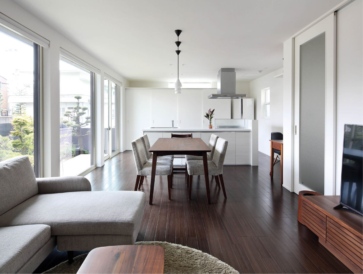 ヤマダホームズ 大きな窓から庭の眺めを楽しむ和モダンの感覚を活かした住まいの建築実例画像2