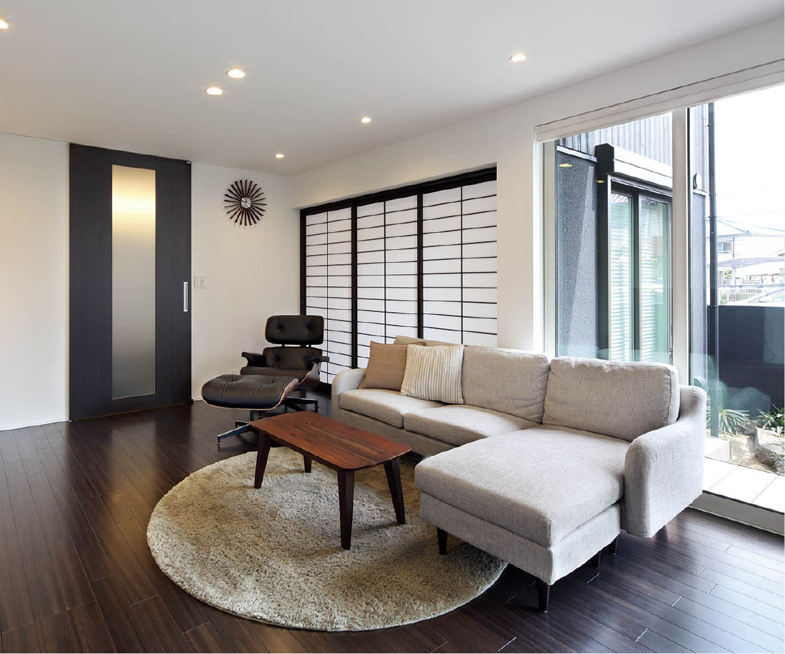 ヤマダホームズ 大きな窓から庭の眺めを楽しむ和モダンの感覚を活かした住まいの建築実例画像3