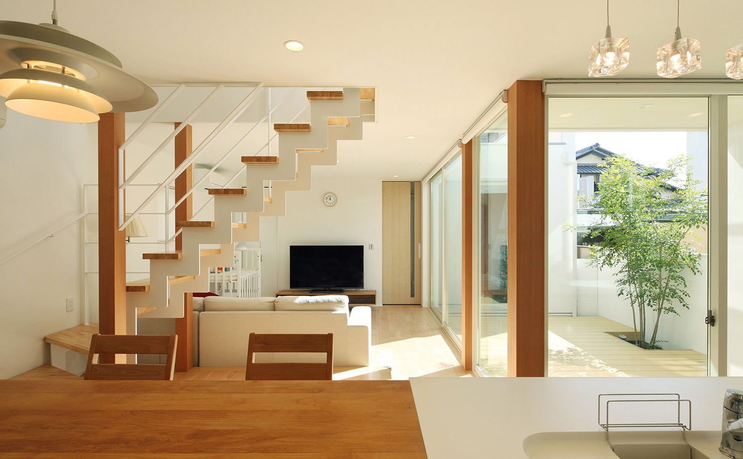 ヤマダホームズ 中庭とスケルトン階段で空間を広く　子どもが元気に育つ明るい住まいの建築実例画像1