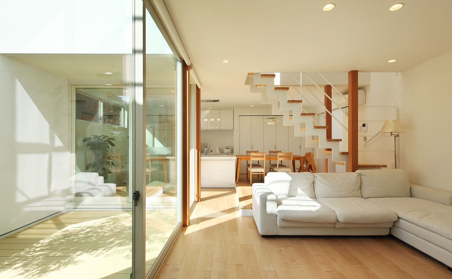 ヤマダホームズ 中庭とスケルトン階段で空間を広く　子どもが元気に育つ明るい住まいの建築実例画像2