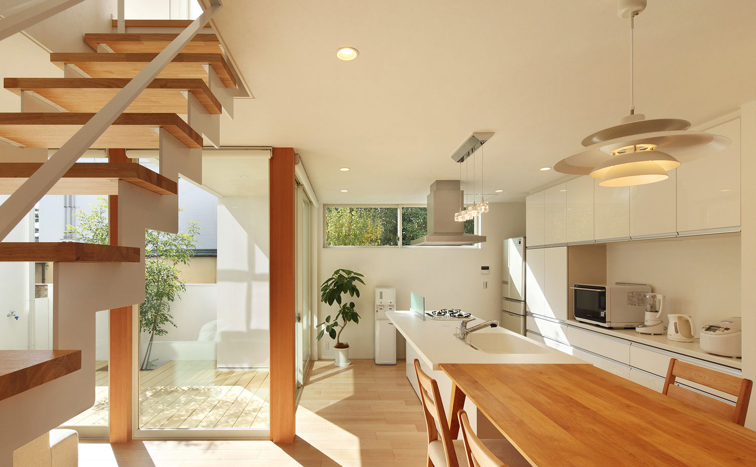 ヤマダホームズ 中庭とスケルトン階段で空間を広く　子どもが元気に育つ明るい住まいの建築実例画像3