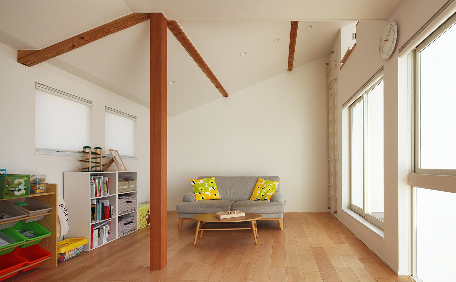 ヤマダホームズ 中庭とスケルトン階段で空間を広く　子どもが元気に育つ明るい住まいの建築実例画像4