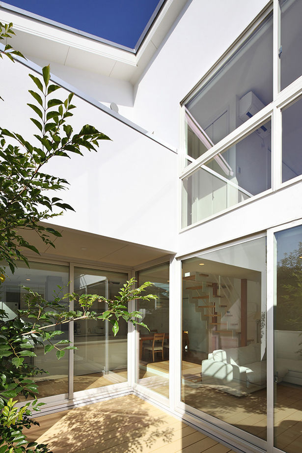 ヤマダホームズ 中庭とスケルトン階段で空間を広く　子どもが元気に育つ明るい住まいの建築実例画像7