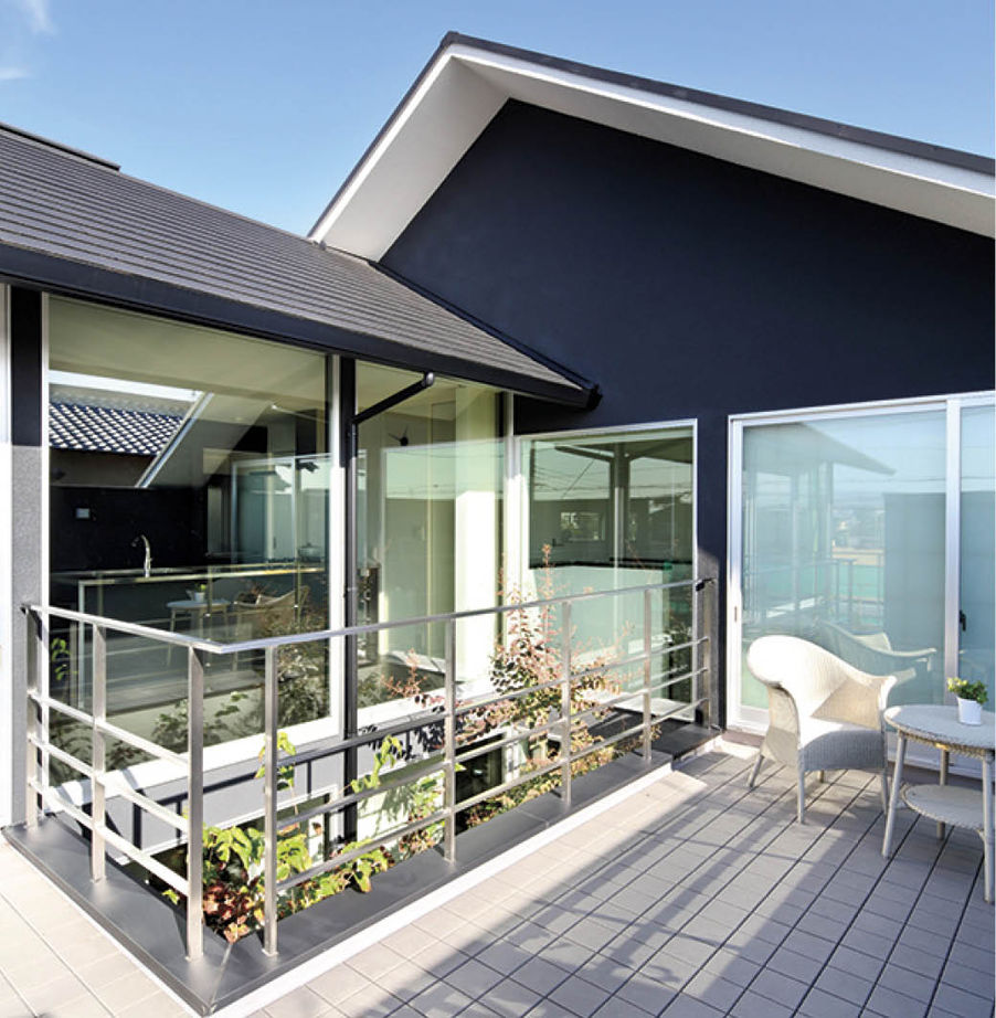 ヤマダホームズ 【ガレージハウス】視線を遮りながら内と外をつなぎ自然の心地よさを取り込む住まいの建築実例画像4