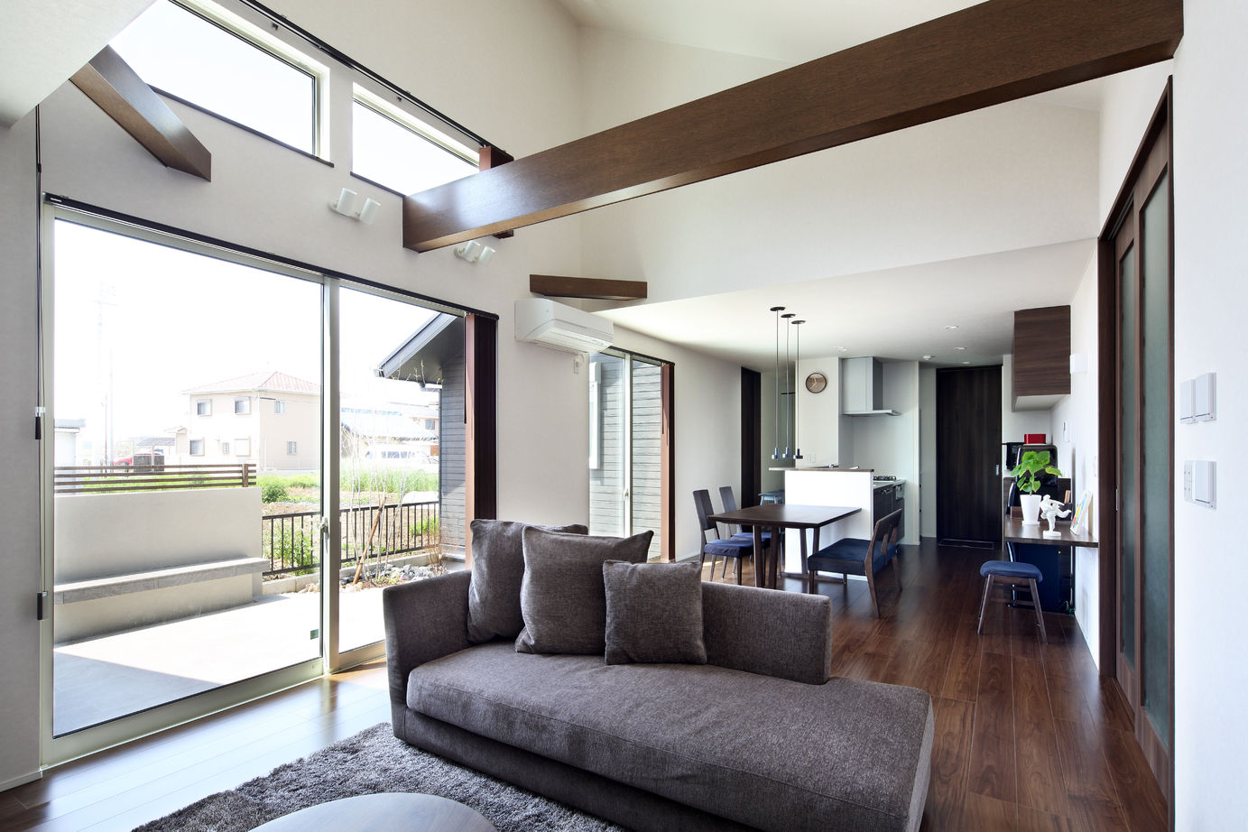 ヤマダホームズ 勾配天井の吹抜けで明るく開放的に　ワンフロアで快適に暮らす住まいの建築実例画像1