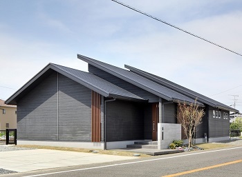 ヤマダホームズ 勾配天井の吹抜けで明るく開放的に　ワンフロアで快適に暮らす住まいの建築実例画像2