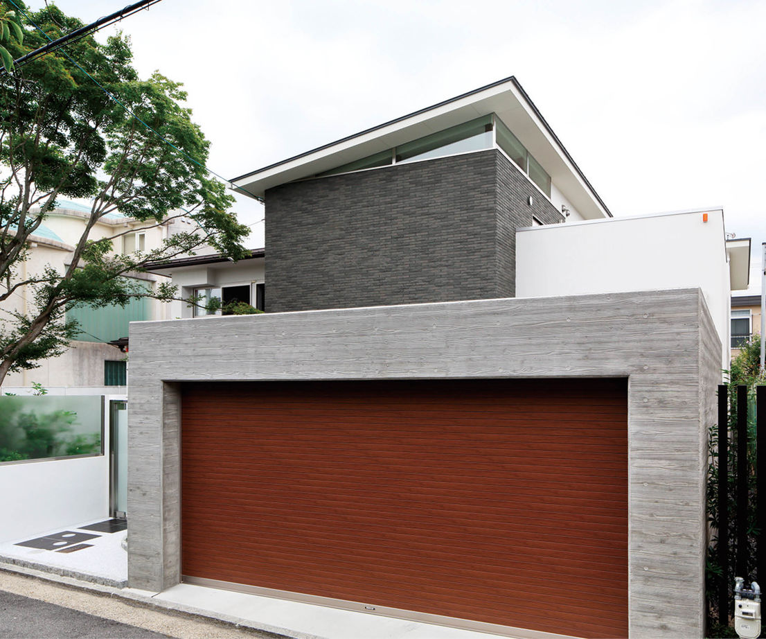 ヤマダホームズ 内と外をつなぐ設計で明るく広々と中庭の滝の水音に心癒される住まいの建築実例画像1