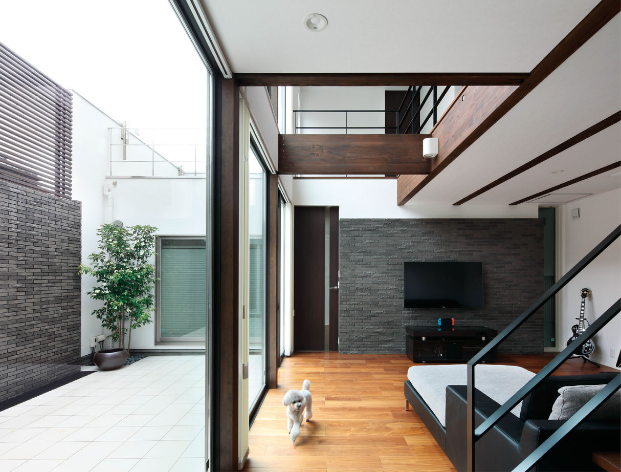 ヤマダホームズ 内と外をつなぐ設計で明るく広々と中庭の滝の水音に心癒される住まいの建築実例画像2